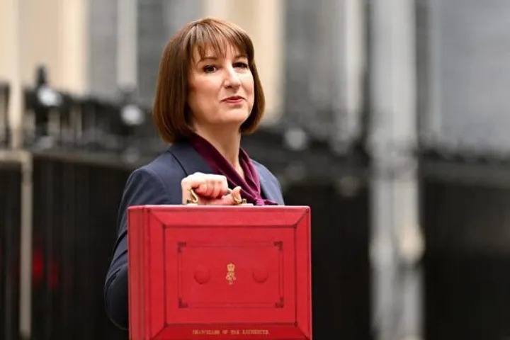UK Growth Shrinks Amid Trade War and Political Turmoil